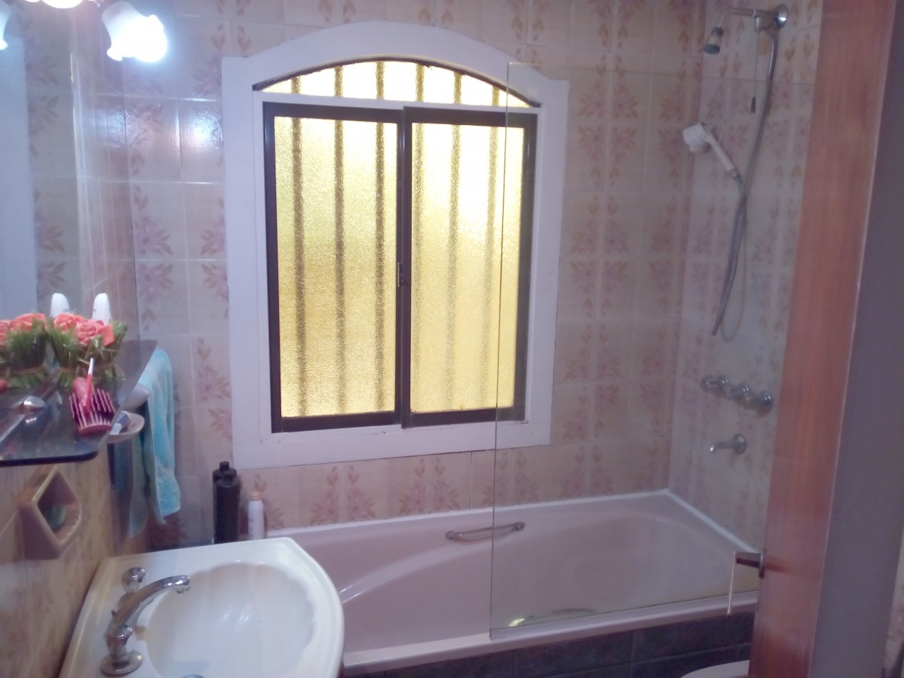 Magnifica Casa Sobre Lote Multifamiliar - 1 1/2 Cuadra de La Playa 