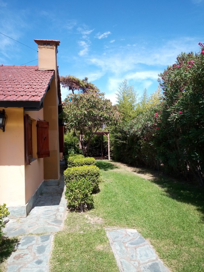 Magnifica Casa Sobre Lote Multifamiliar - 1 1/2 Cuadra de La Playa 