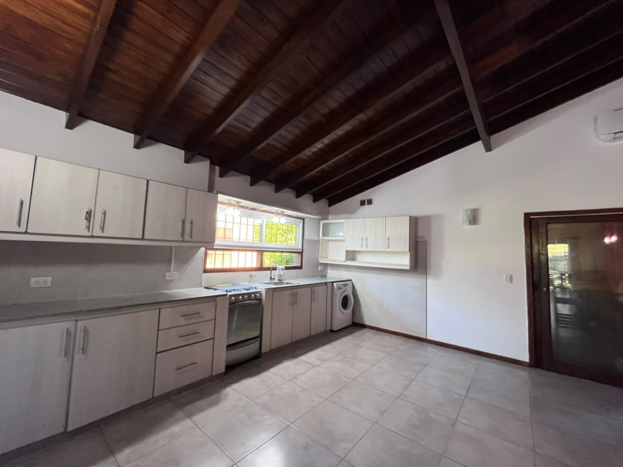 Venta de Casa 5 ambientes en Pinamar Zona B5 cerca del mar y centro comercial (cuenta c/Gas Natural )
