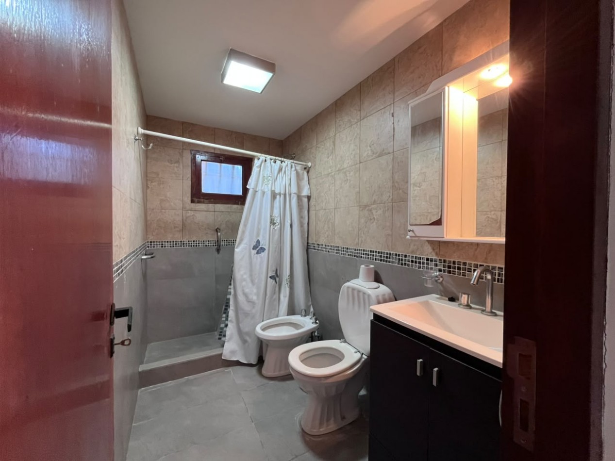 Venta de Casa 5 ambientes en Pinamar Zona B5 cerca del mar y centro comercial (cuenta c/Gas Natural )