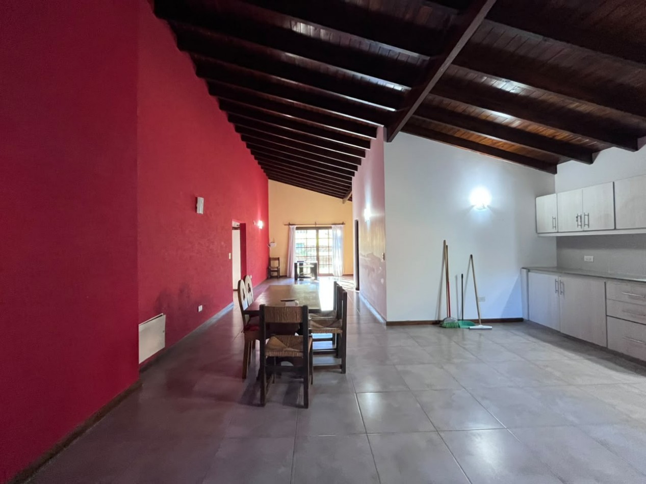 Venta de Casa 5 ambientes en Pinamar Zona B5 cerca del mar y centro comercial (cuenta c/Gas Natural )