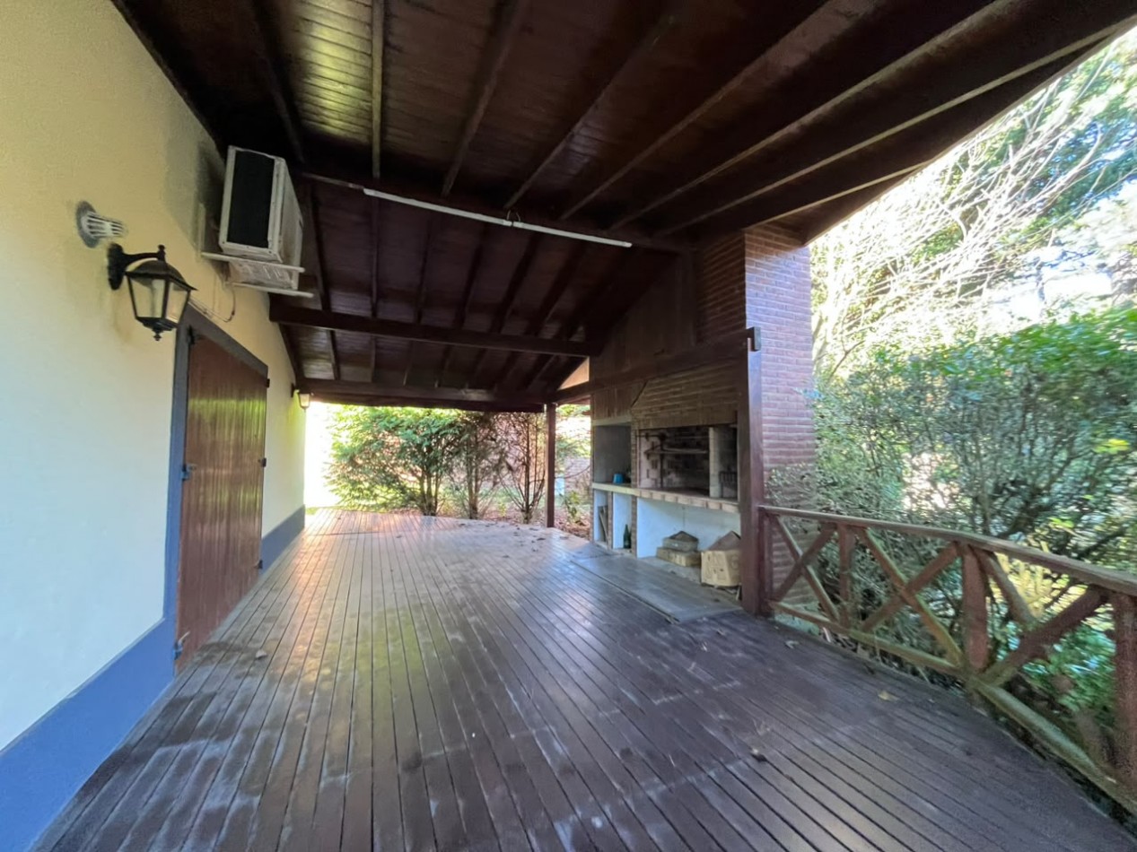 Venta de Casa 5 ambientes en Pinamar Zona B5 cerca del mar y centro comercial (cuenta c/Gas Natural )