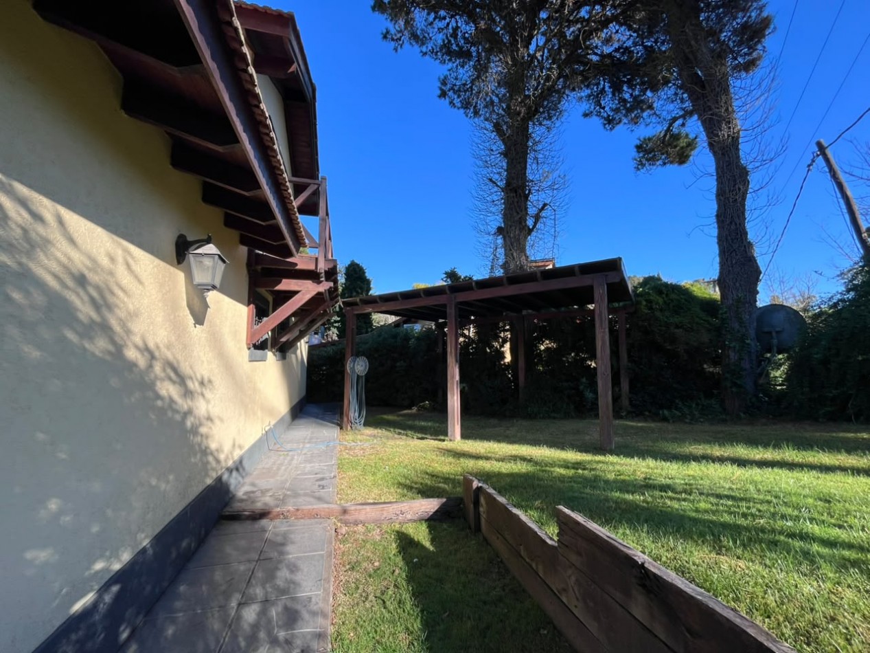 Venta de Casa 5 ambientes en Pinamar Zona B5 cerca del mar y centro comercial (cuenta c/Gas Natural )