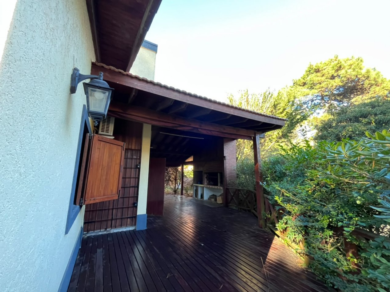 Venta de Casa 5 ambientes en Pinamar Zona B5 cerca del mar y centro comercial (cuenta c/Gas Natural )