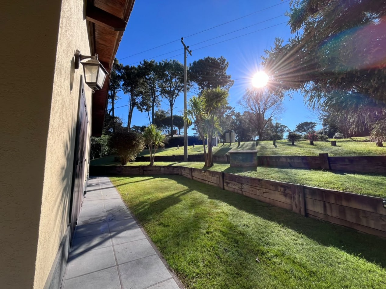 Venta de Casa 5 ambientes en Pinamar Zona B5 cerca del mar y centro comercial (cuenta c/Gas Natural )