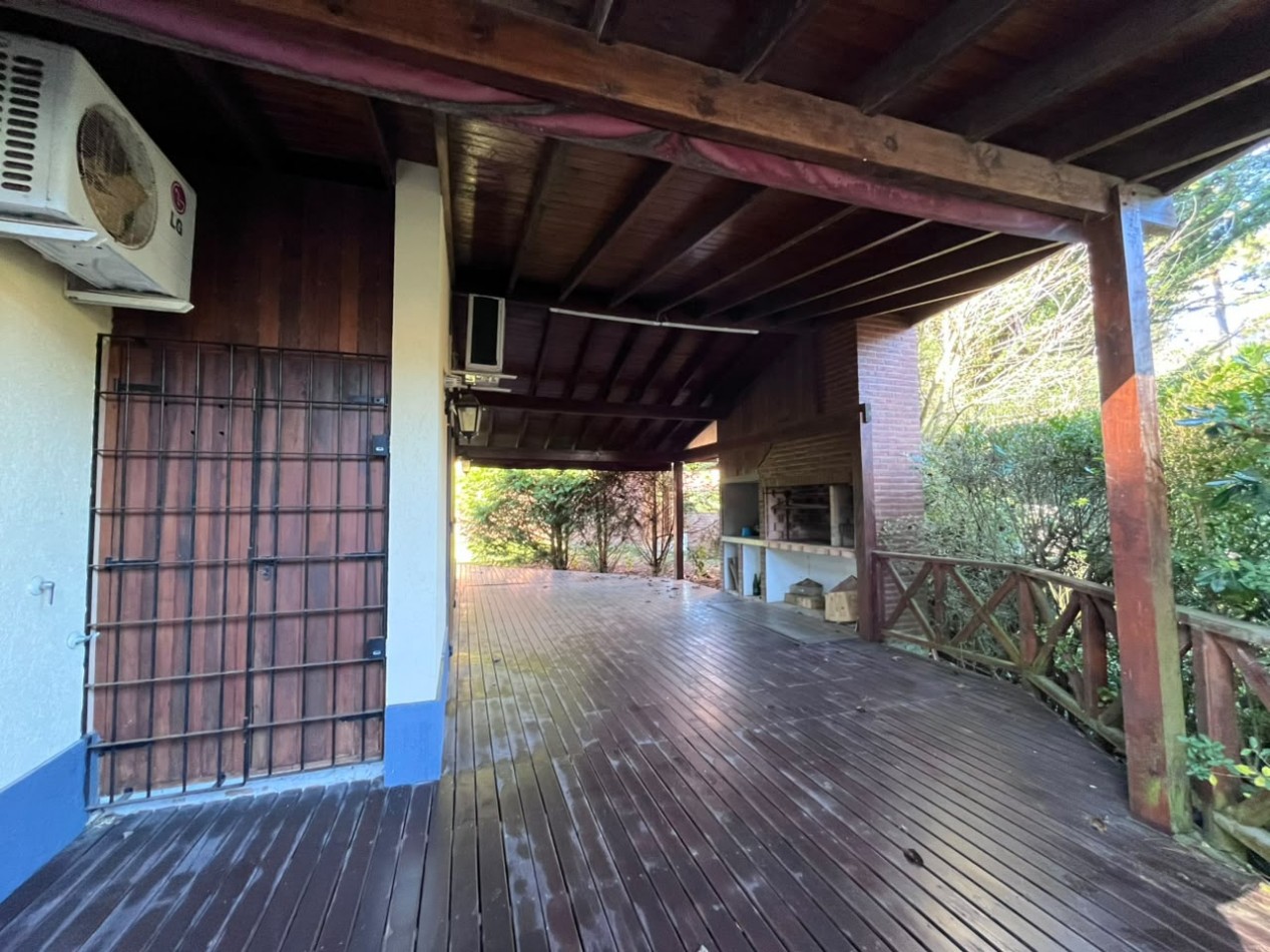 Venta de Casa 5 ambientes en Pinamar Zona B5 cerca del mar y centro comercial (cuenta c/Gas Natural )