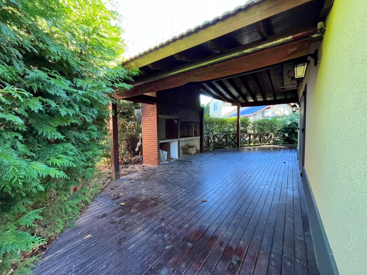 Venta de Casa 5 ambientes en Pinamar Zona B5 cerca del mar y centro comercial (cuenta c/Gas Natural )
