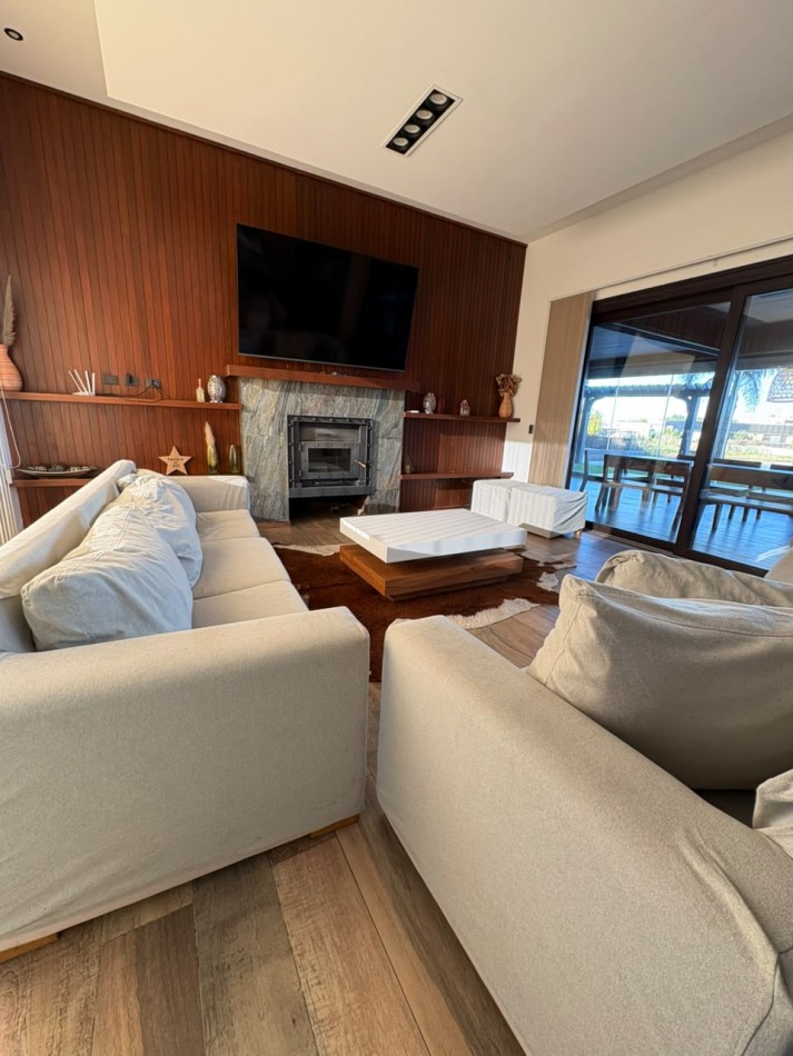 Casa con vista al lago Costa Esmeralda.